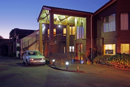 Cascades Lakefront Motel
